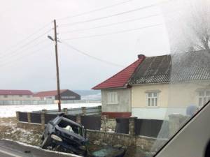 Un autoturism Opel a părăsit şoseaua și a intrat în coliziune cu un gard la Milisauti, într-o curbă periculoasă cu marcaj continuu