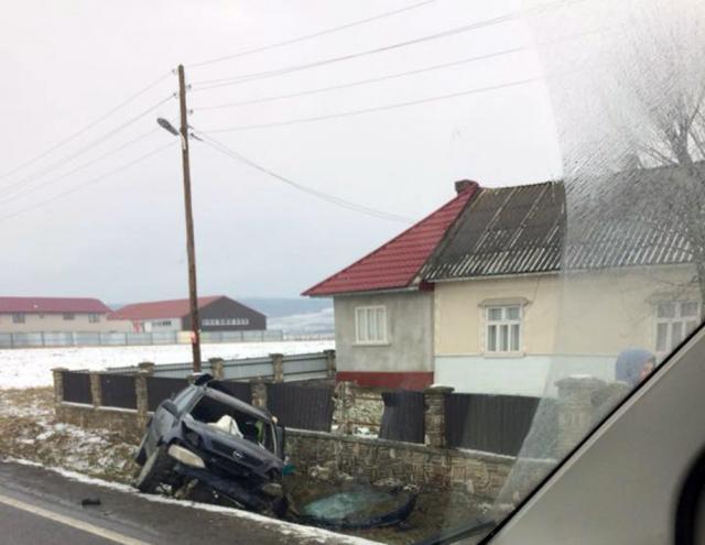 Un autoturism Opel a părăsit şoseaua și a intrat în coliziune cu un gard la Milisauti, într-o curbă periculoasă cu marcaj continuu
