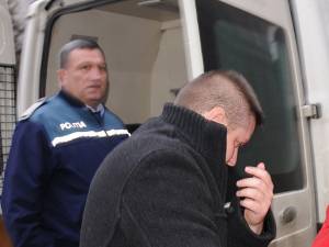 Subcomisarul Florin Vasile Popescu trebuie să stea la puşcărie 6 ani şi 10 zile, după ce a fost găsit vinovat pentru comiterea infracţiunii de luare de mită, trafic de influenţă şi fals în declaraţii