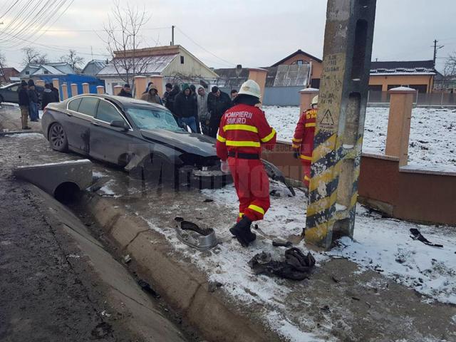 Autoturismul a lovit un cap de pod și a prins apoi un șanț betonat, fiind avariat serios