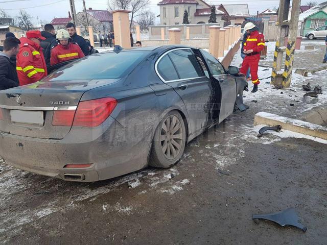 Autoturismul a lovit un cap de pod și a prins apoi un șanț betonat, fiind avariat serios