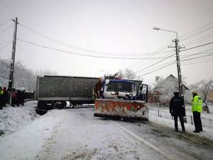 Din cauza anvelopelor uzate și a drumului acoperit cu zăpadă, tirul a blocat ambele sensuri ale şoselei