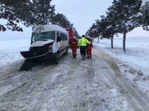 Accidentul s-a produs în condiții de carosabil acoperit cu strat de zăpadă