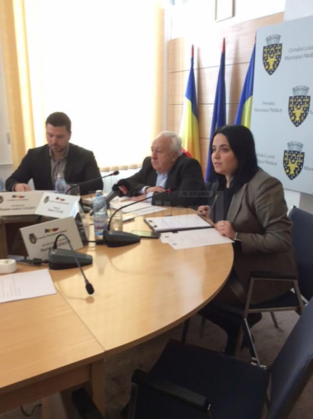 Primarul municipiului Rădăuți, Nistor Tatar (în centru), a fost extrem de tranșant la finele săptămânii trecute, într-o conferință de presă, vizavi de problema construcțiilor ilegale