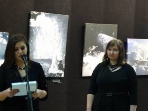 Criticul de artă Delia Ioana Leizeriuc și Diana Dimitriu, la vernisajul expoziţiei "Povești de suflet"