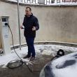 Viceprimarul Lucian Harșovschi a făcut o demonstrație de încărcare a unei mașini electrice, la una din stațiile de la Primăria Suceava