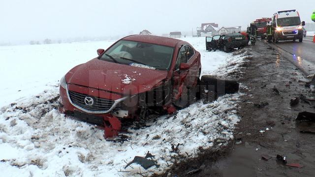 După impact cele două maşini au ieşit în decor