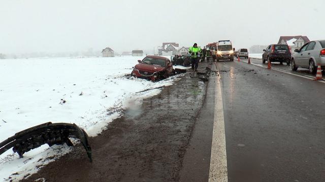 Accident cu trei răniți, după ce o șoferiță a scăpat mașina de sub control