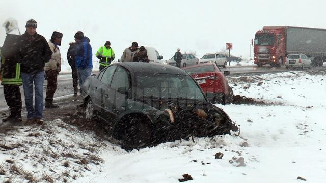 Accident cu trei răniți, după ce o șoferiță a scăpat mașina de sub control