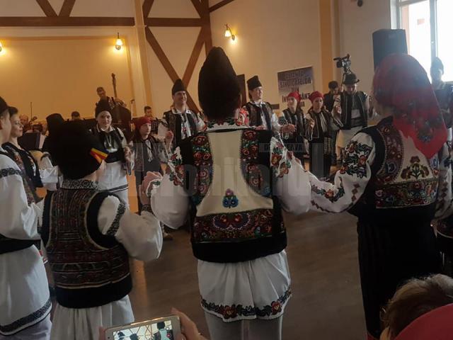 „Călineştenii Țării Maramureşului" şi interpreta Măriuca Verdeş, aplaudaţi îndelung de publicul din Dorna Arini