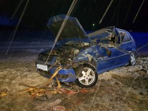 In urma impactului, cei trei tineri din autoturism au fost raniti