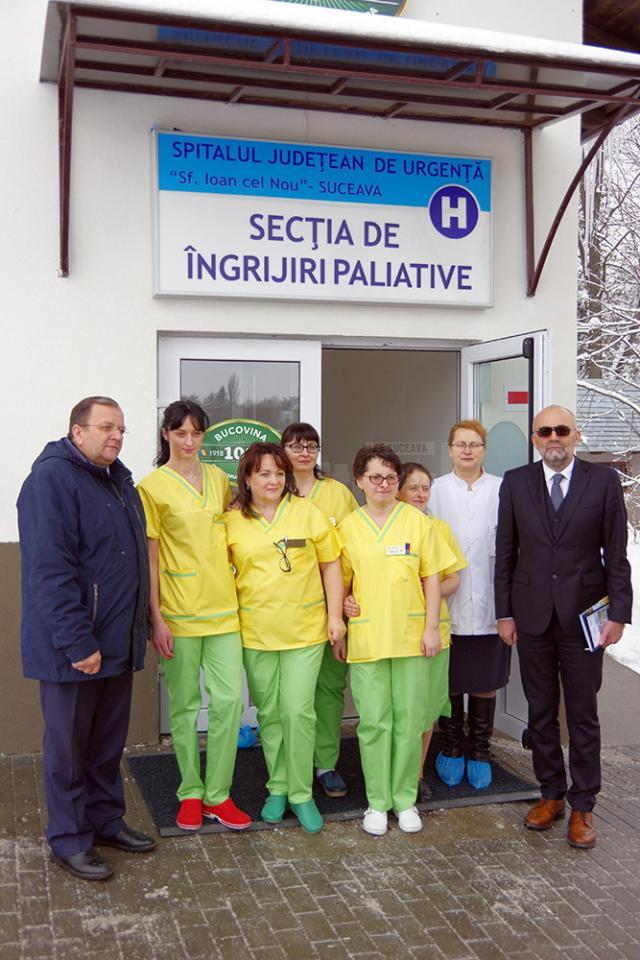 Preşedintele Gheorghe Flutur, managerul Vasile Rîmbu, directorul de îngrijiri Doina Chirap, cu o parte din colectivul secţiei de îngrijiri paliative