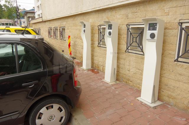 Maşinile electrice au locuri speciale de parcare, în toate zonele unde au fost montate staţii de încărcare a lor