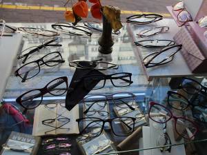 Clienţii au la dispoziţie o gamă foarte variată de rame de ochelari, pentru toate buzunarele
