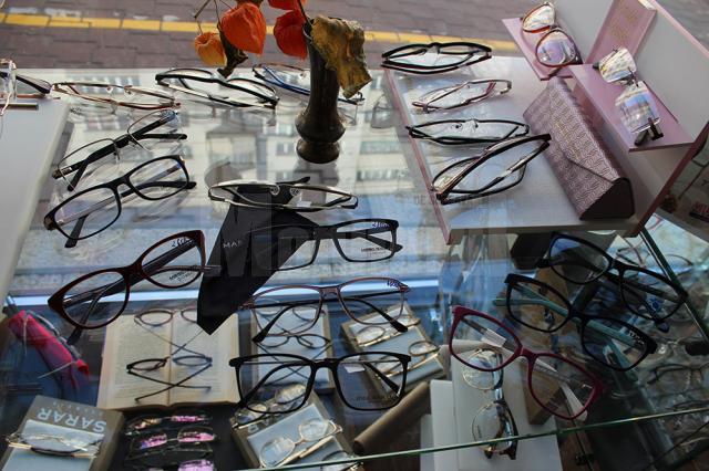 Clienţii au la dispoziţie o gamă foarte variată de rame de ochelari, pentru toate buzunarele