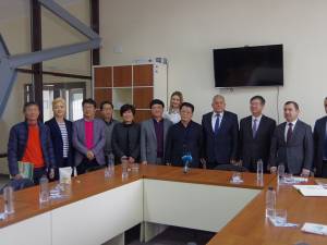 Ambasadorul Coreei de Sud în România şi mai mulţi oameni de afaceri s-au întâlnit cu deputatul PNL de Suceava Dumitru Mihalescul şi preşedintele CCI Suceava, Nicolae Troaşe