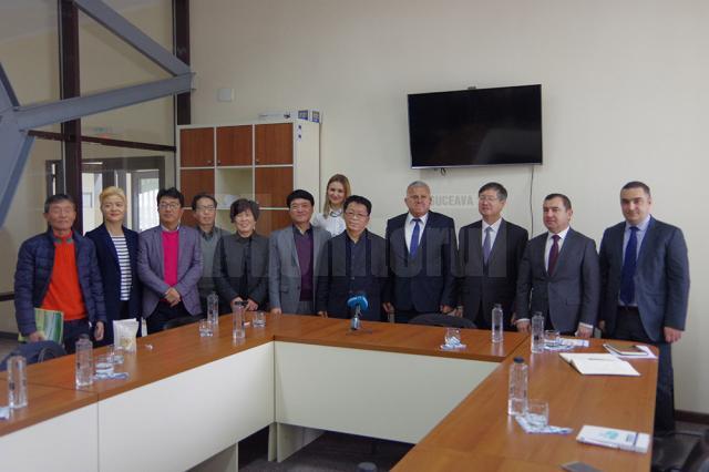 Ambasadorul Coreei de Sud în România şi mai mulţi oameni de afaceri s-au întâlnit cu deputatul PNL de Suceava Dumitru Mihalescul şi preşedintele CCI Suceava, Nicolae Troaşe
