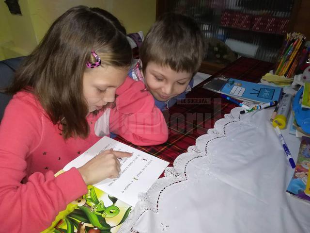 Familia cu cinci copii din Călinești-Enache a fost ajutată de o mulțime de oameni