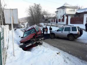 Două autoturisme de teren Land Rover au intrat în coliziune violentă, la Dărmănești