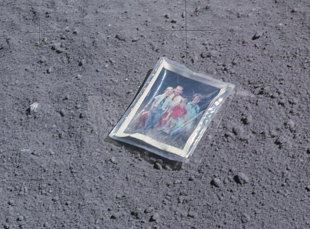 Fotografia lăsată pe Lună de Charles Duke cu membrii propriei familii