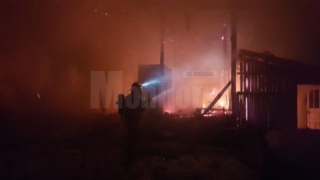 Pompierii au lichidat focul în jurul orei 23.00