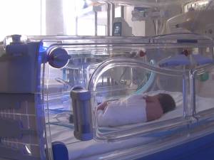 Nou-născut în terapie intensivă la Neonatologia Maternităţii Suceava