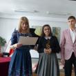 Directoarea adjunctă Elena Istrate, câştigătoarea Ruxandra Cosmovici şi Oliviu Bobu, câştigătorul din 2017