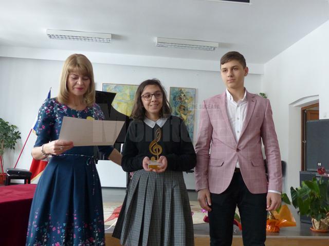Directoarea adjunctă Elena Istrate, câştigătoarea Ruxandra Cosmovici şi Oliviu Bobu, câştigătorul din 2017