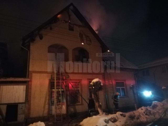 Bătrân carbonizat într-un incendiu extrem de violent care a cuprins două gospodării