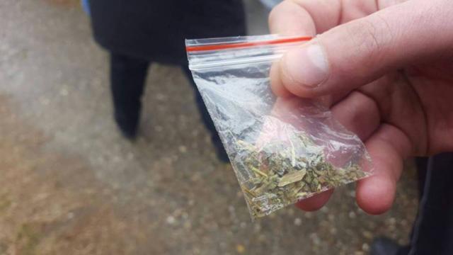 Asupra unuia dintre tineri au fost găsite fragmente vegetale suspecte, care păreau a fi droguri din categoria etnobotanicelor