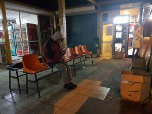 Celor găsiți pe străzi li se oferă ceai cald și sunt îndrumați spre adăpostul de noapte ”Lumina lină”, care funcţionează pe lângă Biserica Sfânta Vineri