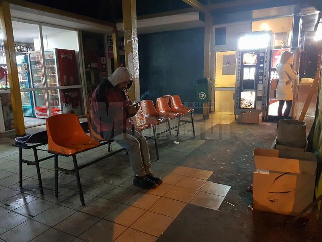 Celor găsiți pe străzi li se oferă ceai cald și sunt îndrumați spre adăpostul de noapte ”Lumina lină”, care funcţionează pe lângă Biserica Sfânta Vineri