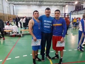Antrenorul Andu Vornicu, încadrat de cei doi medaliaţi de la Naţionalele de tineret