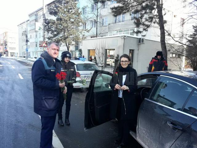 Comisarul-șef Marius Ciotau oferind flori femeilor aflate la volan