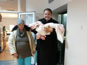 Margareta Archip și cei doi gemeni, însoţiţi de preotul Ceahlău la ieşirea din maternitate