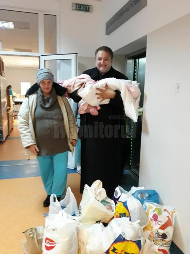 Margareta Archip și cei doi gemeni, însoţiţi de preotul Ceahlău la ieşirea din maternitate
