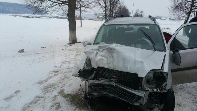 Mașina intrată în copac, pe raza comunei Mitocu Dragomirnei