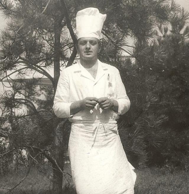 Constantin Pentilescu, în anii tinereţii, tot în uniformă de bucătar