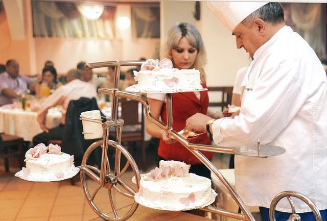 Omul care a adunat aproape jumătate de secol în bucătăria restaurantelor din Suceava