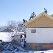 De ieri, a fost reluată munca voluntară, pentru punerea tablei pe acoperiş