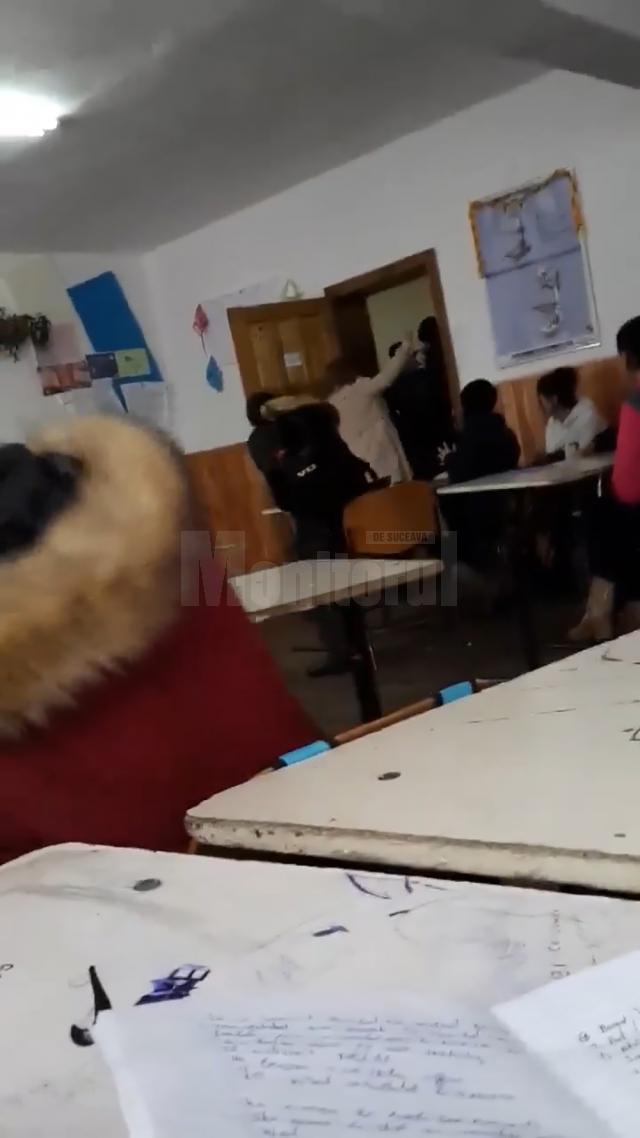 Scene revoltătoare s-au petrecut într-o sală de clasă a liceului din Dolhasca