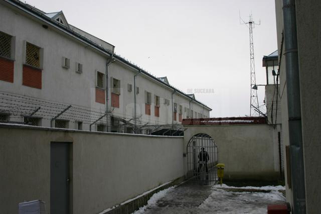 Bărbatul a fost dus de poliţişti, sub escortă, la Penitenciarul Botoşani