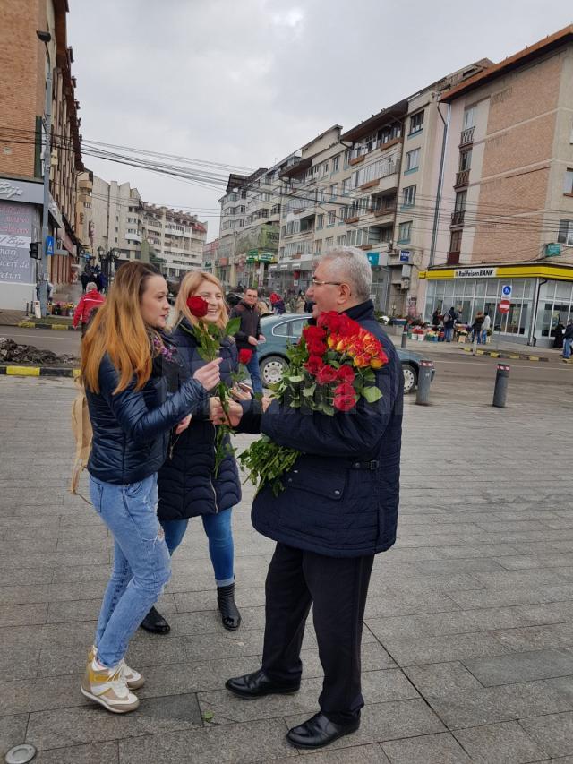 Primarul Sucevei a continuat tradiția împărțirii de flori, de 8 Martie