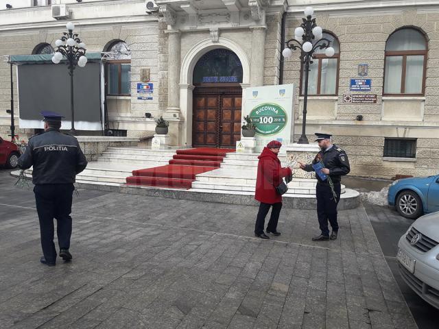 Flori pentru doamne, de la poliţişti