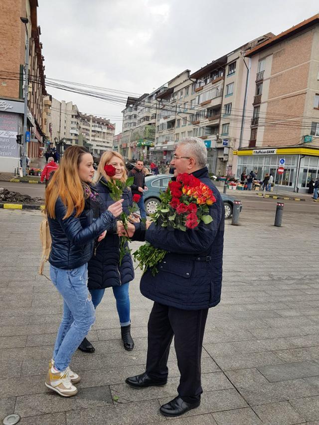 Primarul Ion Lungu a oferit o mulțime de flori sucevencelor, pe strada dar și în instituții