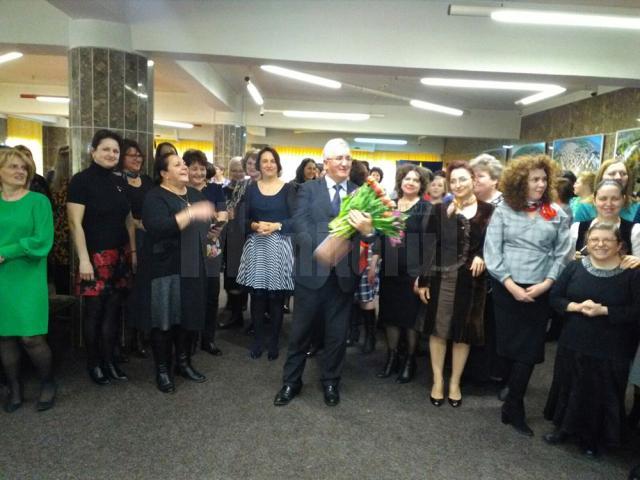 Primarul Ion Lungu a împărțit mii de flori sucevencelor, de 8 Martie