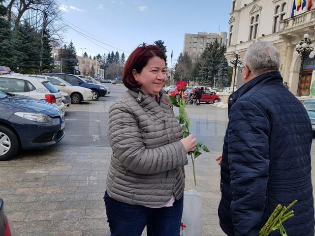 Primarul Ion Lungu a împărțit mii de flori sucevencelor, de 8 Martie