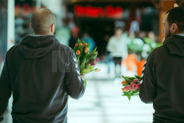 Peste 3.000 de flori şi premii de răsfăţ, oferite în dar femeilor de Iulius Mall Suceava