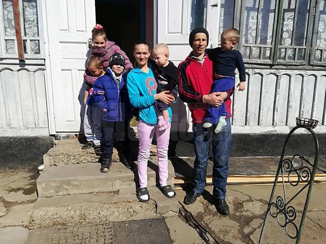 Familia Huțan, ajutată de mulți oameni, după ce povestea lor a apărut în Monitorul de Suceava