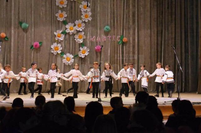 Cei mai mici elevi ai Școlii Gimnaziale Nr. 1 Suceava au împărțit „Mărțișoare, Mărțișoare”